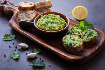 Broad bean hummus