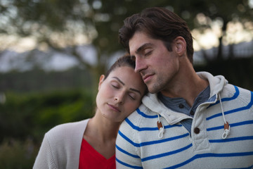 Obraz premium Young couple relaxing in a garden