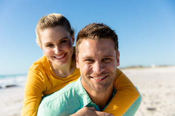 Obraz premium Couple having fun at the beach