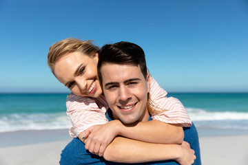 Fototapeta premium Young couple hugging at the beach