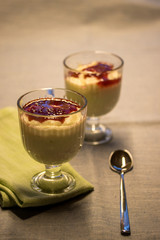 Grießbrei mit Himbeersoße