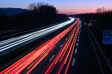 Feierabendverkehr auf der Autobahn bei Abenddämmerung