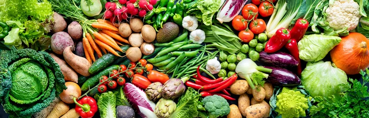 Fototapeten Lebensmittelhintergrund mit Auswahl an frischem Bio-Gemüse © Alexander Raths