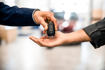 Customer putting an electronic device on a mechanics palm
