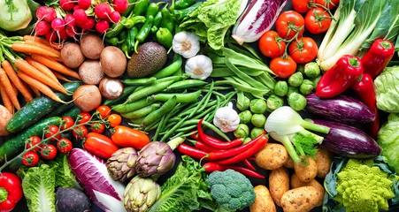  Voedselachtergrond met assortiment van verse organische groenten © Alexander Raths