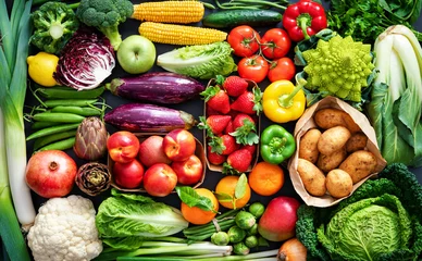 Foto op Aluminium Voedselachtergrond met assortiment van verse biologische groenten en fruit © Alexander Raths