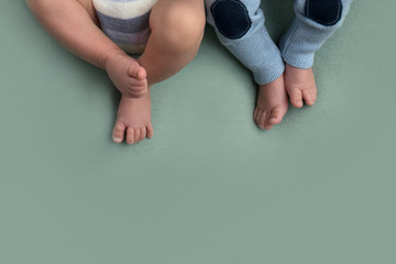 feet of twins newborns, brother and sister, multiple pregnancy. - obrazy, fototapety, plakaty