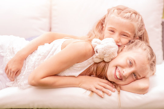 little blonde girls, sublings at home