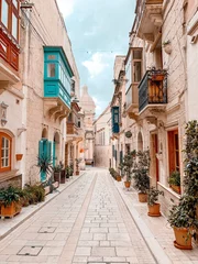 Fotobehang Smal steegje smalle straat in Birgu / Malta