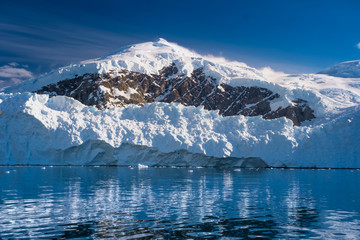 Fototapeta na wymiar Exploring the breathtaking coastal landscapes of the Antarctic peninsula on rubber dinghy boats (zodiac)