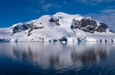 Fototapeta na wymiar Navigating through breathtaking coastal landscapes along the Antarctic continent