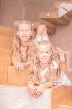 little blonde girls, sublings at home