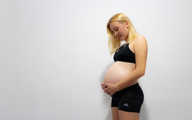 Fototapeta premium Chica embarazada con fondo blanco