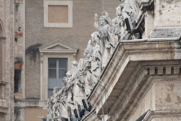 folla di spettatori sul colonnato a s. Pietro