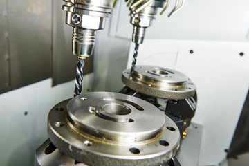 simultaneous synchronous metal machining by mill on multi tool CNC machine