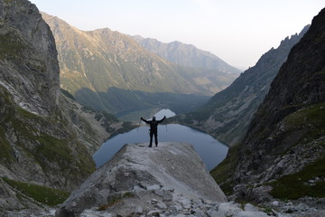 Mężczyzna na kamieniu pod Rysami, Tatry, Polska © Marta