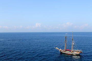 Fototapeta premium Ancien boat on ocean
