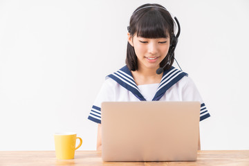パソコンで勉強する女の子　制服　通信学習