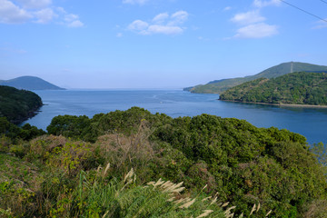 Fototapeta na wymiar 島に挟まれた海の道