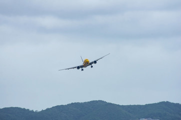 Fototapeta na wymiar 最終の旋回する着陸態勢のジェット旅客機