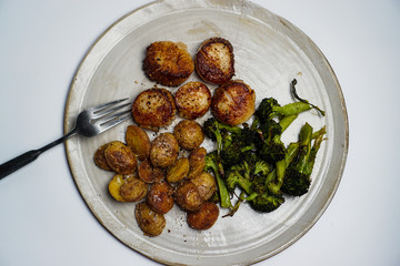 Sautéed scallops with roasted potatoes and broccoli