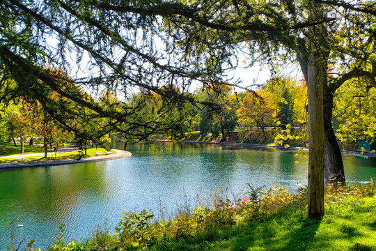 La Fontaine Park Montreal Over Looking Lake