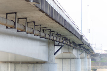 Obraz premium 川と橋脚