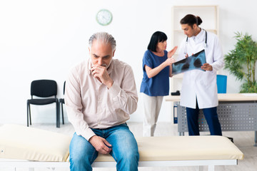 Obraz premium Old couple visiting young male doctor