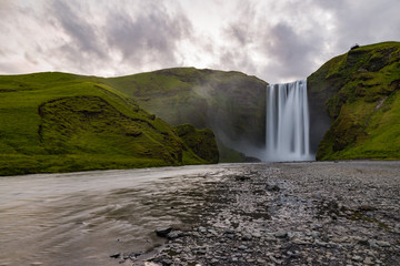 Obraz premium Skógafoss, a massive waterfall in Iceland