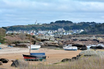 Fototapeta na wymiar The beautiful pink granite coast at Tregastel in Brittany. France