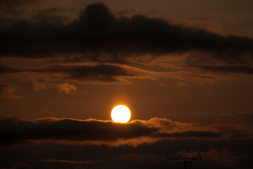 夕陽と雲のシルエット