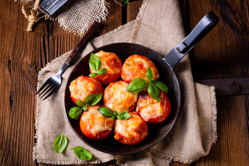 Stuffed tomatoes with minced meat and cheese
