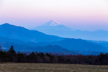 Fototapeta premium 富士山と夕焼け 山梨県立まきば公園から
