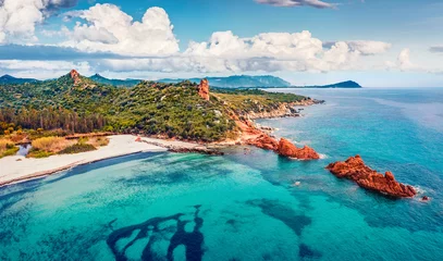 Foto auf Acrylglas Luftaufnahme Strand Blick von einer fliegenden Drohne. Herrlicher Sommerblick auf den Strand von di Cea mit den Roten Felsen Gli Scogli Rossi - Faraglioni. Luftmorgenszene der Insel Sardinien, Italien, Europa.
