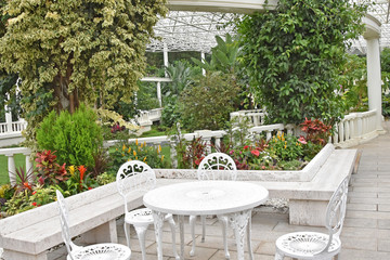 ベンチとテーブル