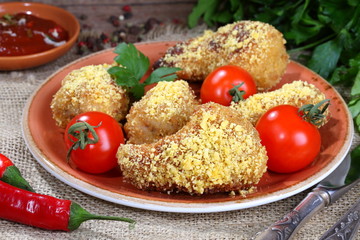 chicken nuggets with tomatoes and ketchup