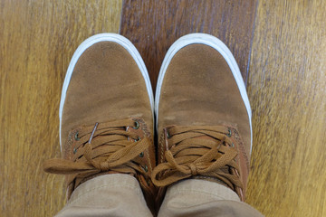 ブラウンのスニーカー