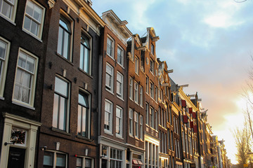 silhouette des maison typique d'amsterdam