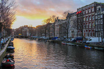 vue su les maisons au bord des canaux d'amsterdam