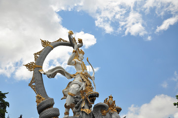 ウブドの石像と空