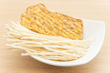 細切りのしたらとイカ姿フライ