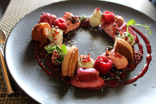 Dessert de fruits rouge dans assiette noire, gastronomie, design