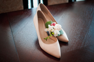 Women's high heel shoes with flowers inside