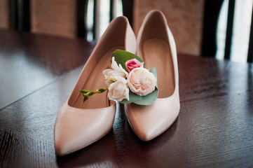 Women's high heel shoes with flowers inside
