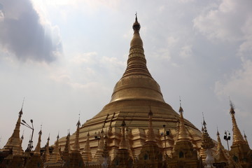 Fototapeta premium light shining through the golden pagoda