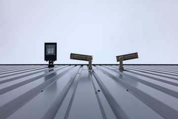 Überwachungskamera an einer Industriefassade - 320499187