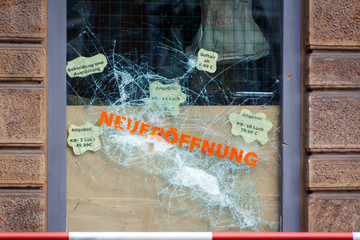 Durch Vandalismus zerstörtes Schaufenster 