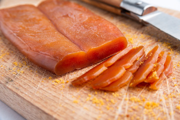 Bottarga di muggine a fette, Cucina Sarda 