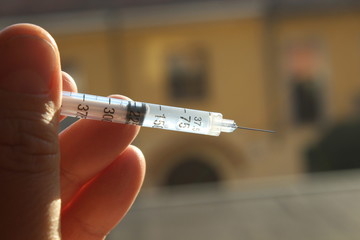Siringa - vaccino o droga