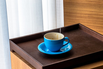 Blurred background view of a mug or coffee cup, a cup of water or a drink on the table, for customer service in a room or restaurant